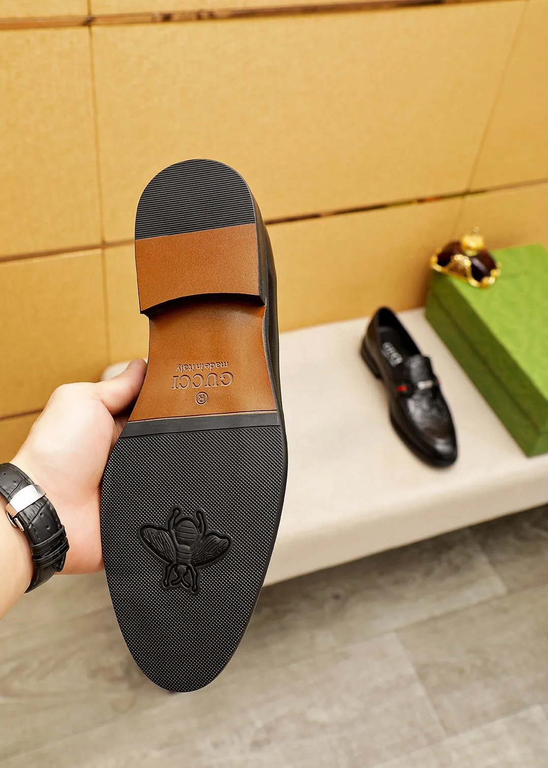 Men's shoes 💰400 💐 Product trademark: GUCCI "Gucci" casual leather shoes Regular size: 39-44 (38.45.46🉑️Customized) Product materials: Selected imported first-layer calfskin embossed upper + original hardware buckle, imported 🐑 sheepskin lining. Strong three-dimensional visual effect, combined outsole Color: 1⃣️color optional